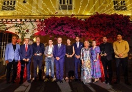 Foto de familia de los premiados tras acabar la gala.