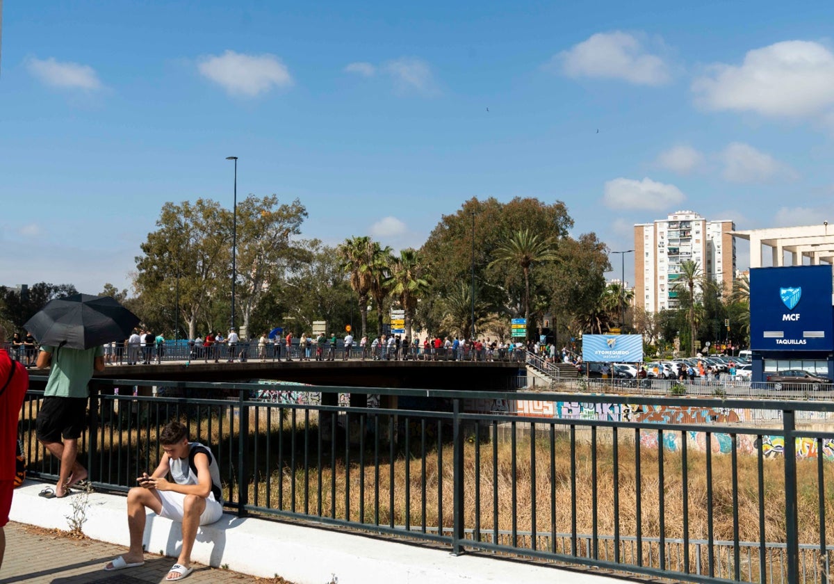 Panorámica de la cola, que atraviesa el puente de Martiricos.