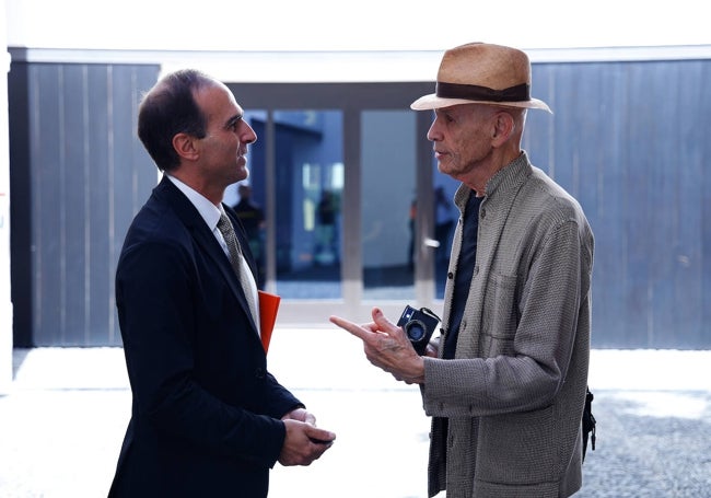 Miguel López-Remiro, director del Museo Picasso, junto al fotógrafo neoyorquino.