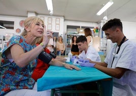 La consejera de Educación, Patricia del Pozo, este viernes en el instituto Santa Bárbara de la capital.