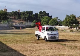Vehículo atomizador trabajando junto río.
