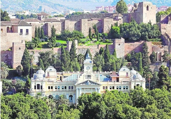 El Ayuntamiento de Málaga ante la Alcazaba.