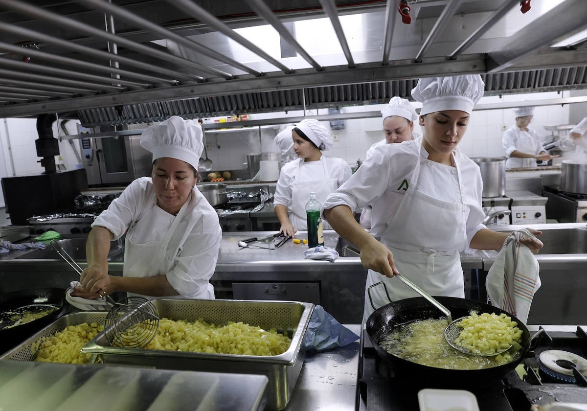 Alumnas de La Cónsula, poniendo en práctica lo aprendido en el aula-cocina.