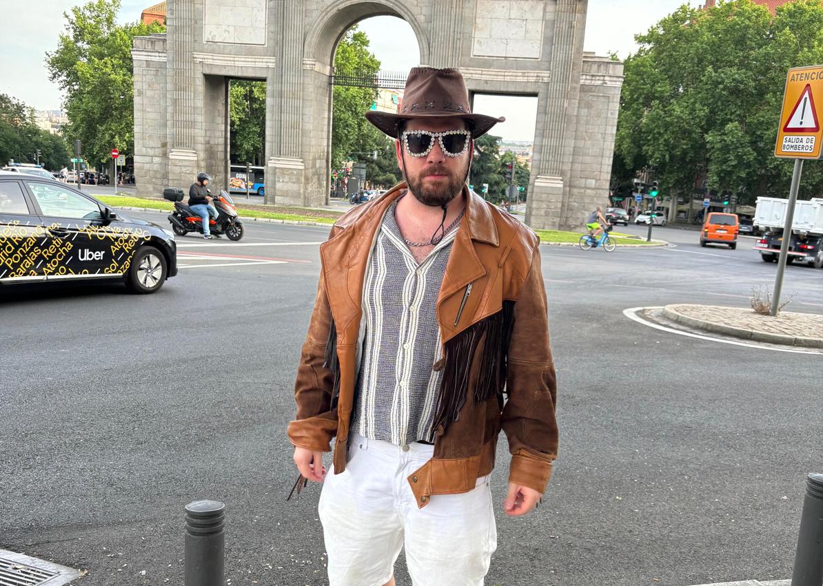 Imagen secundaria 1 - Arriba, Ángel Velasco, en la plaza de Cibeles. Abajo, a la izquierda, Víctor Castilla se dio a conocer en 'Malaka'. A la derecha, Javier Márquez, en su local de ensayo en Madrid, La Vieja Imprenta 51. 