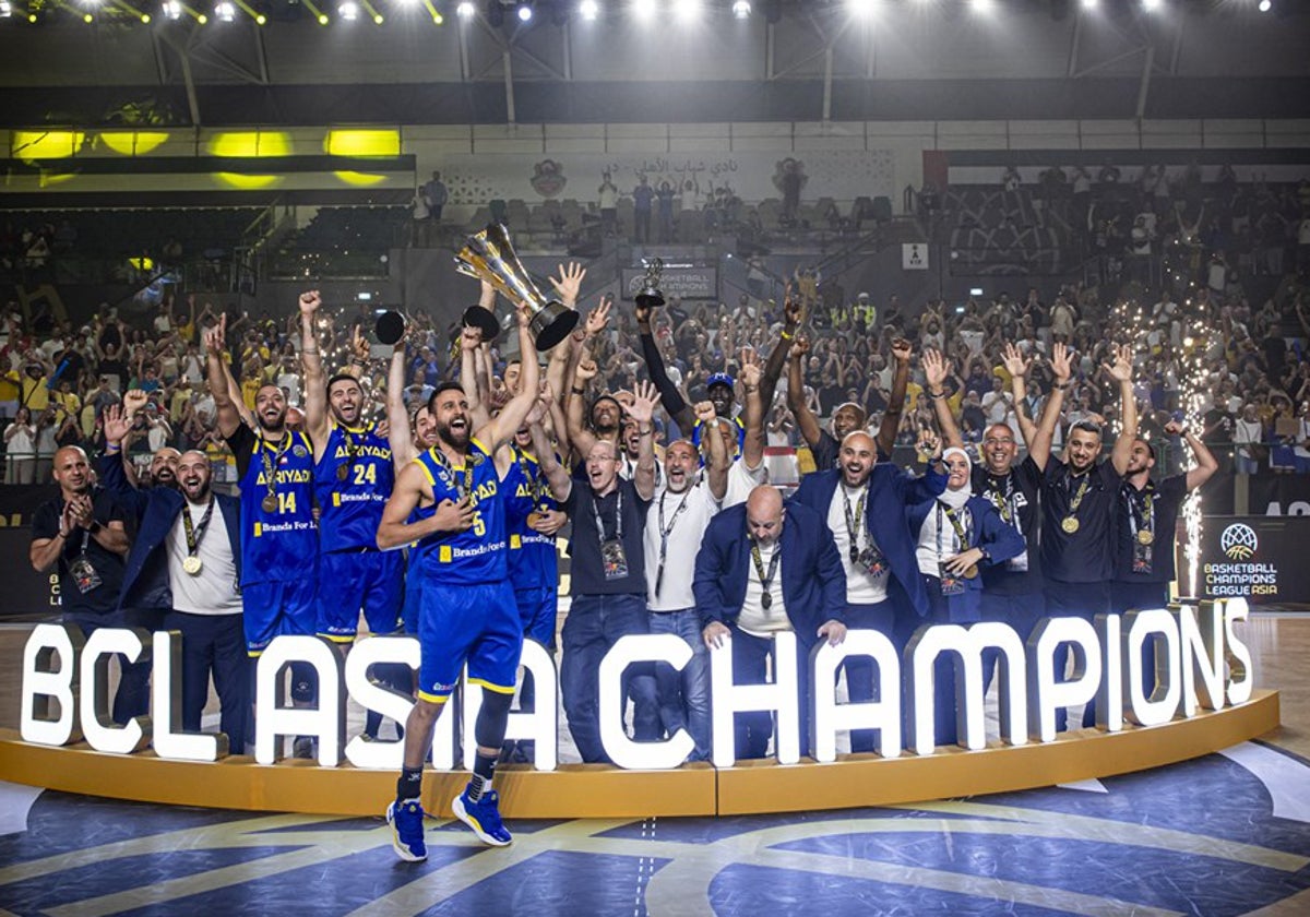 Los jugadores del Al-Riyadi celebran la victoria en la final de la BCL Asia.