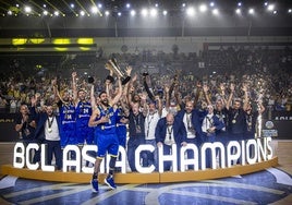 Los jugadores del Al-Riyadi celebran la victoria en la final de la BCL Asia.