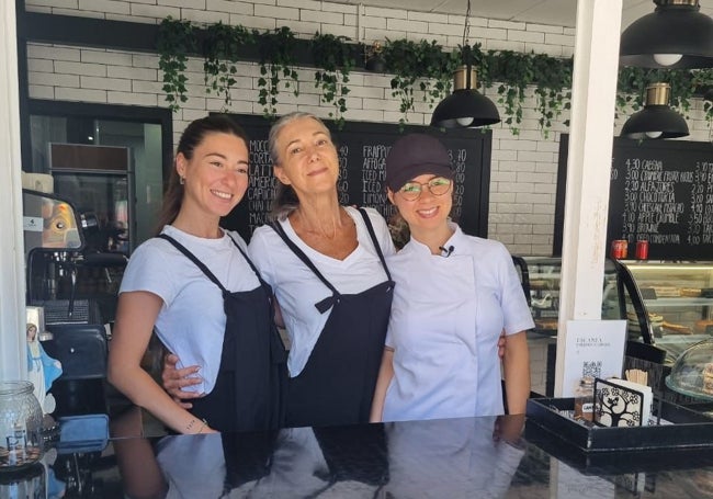 Candela Bertello, Carina Bruschini y Camila Bertello.