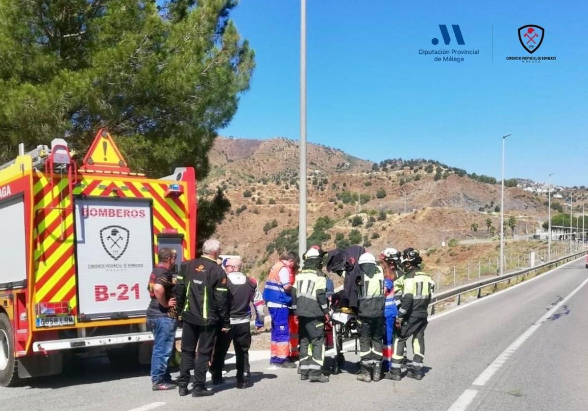 Bomberos y sanitarios atienden al herido.