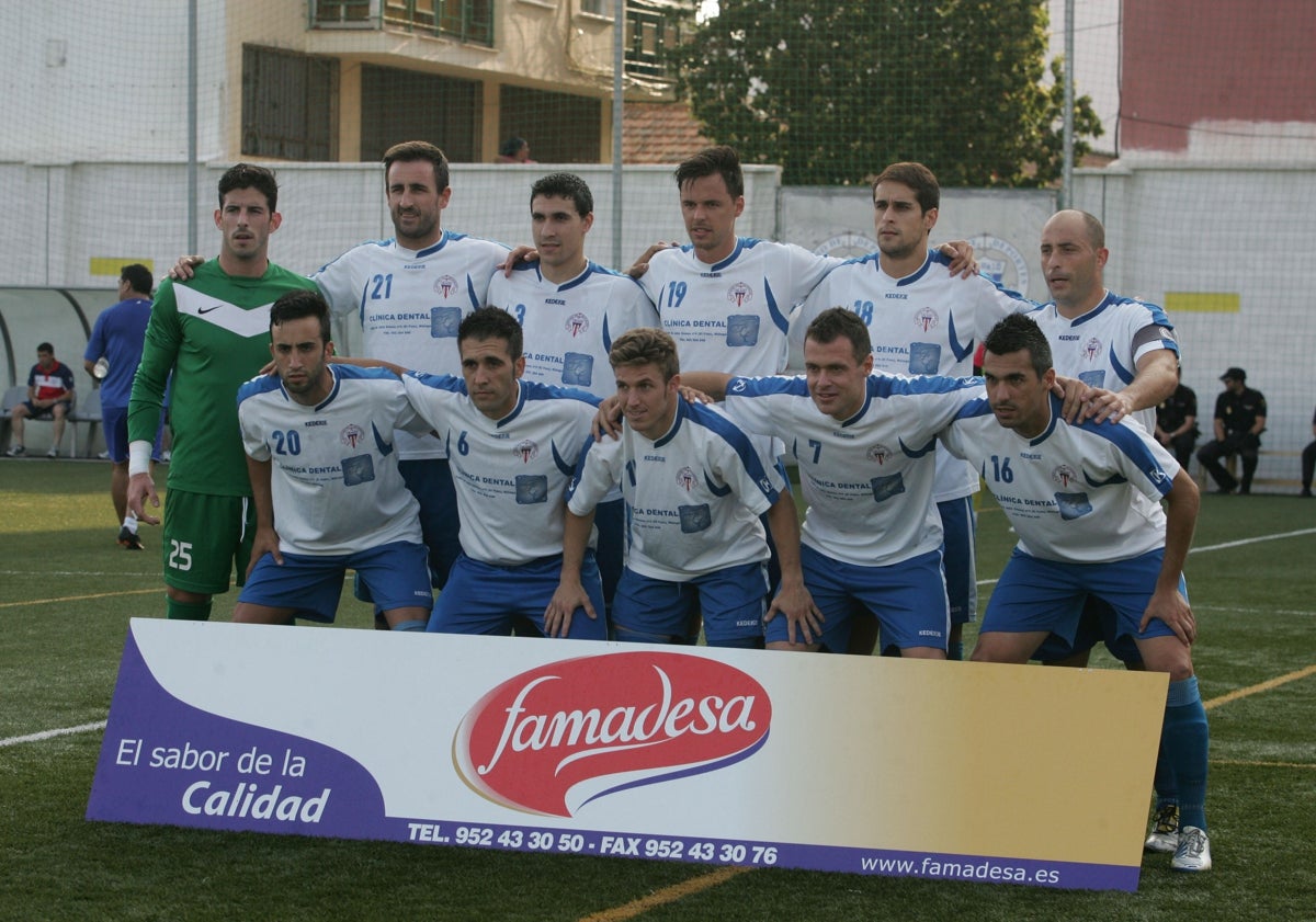 Imagen principal - Imágenes del mítico ascenso de El Palo, en el San Ignacio ante el Deportivo Fabril; y de Antonio Muñoz once años después, ya como entrenador, en ese mismo escenario, con las tres camisetas que resumen su vida deportiva.