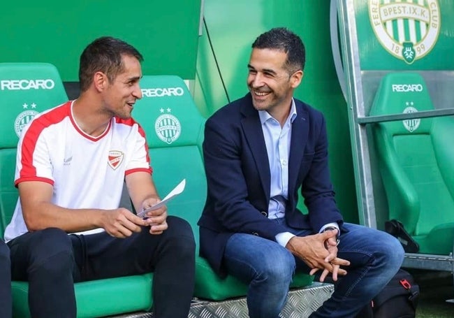 Antonio Muñoz y Fernando Fernández, en el campo del Ferencváros.