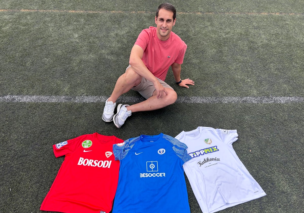 Antonio Muñoz posa en el césped del San Ignacio con las camisetas del DVTK, El Palo y el Gyori ETO.