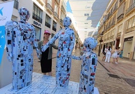 La artista Cristina Savage, junto a su creación, presentada hoy en la calle Larios.