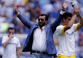 Imagen de archivo de 2016 donde el jeque Abdullah Al-Thani saluda a los aficionados en La Rosaleda.