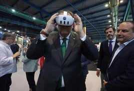 Arturo Bernal prueba unas gafas de realidad virtual junto a Manolo Castillo, director de SUR, y Antonio González, director general de Prensa Malagueña.