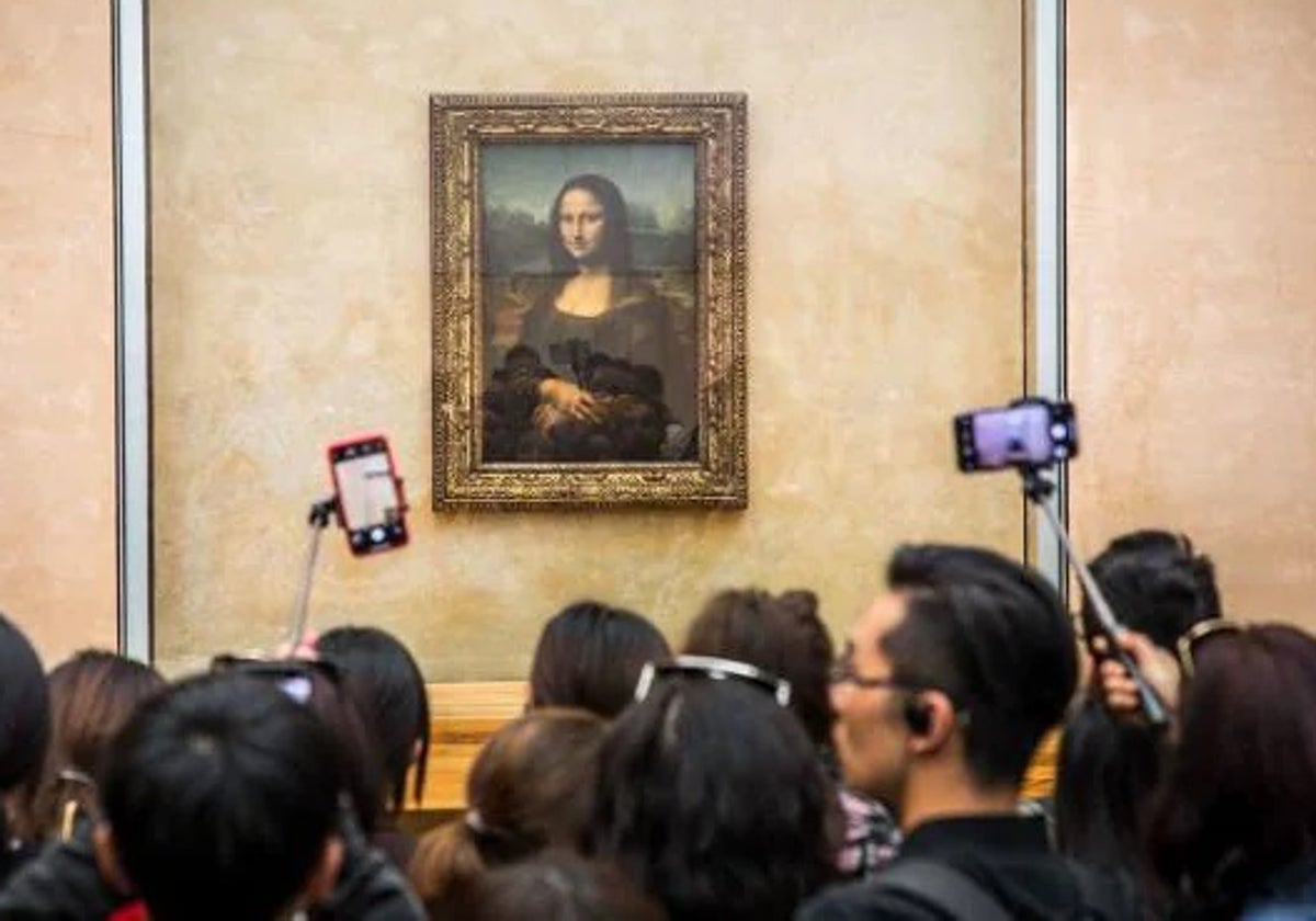 El público abarrota la sala de la 'Gioconda' en el Louvre de París.