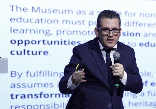 Mario Antas, director del Museo dos Coches de Lisboa, durante su intervención.