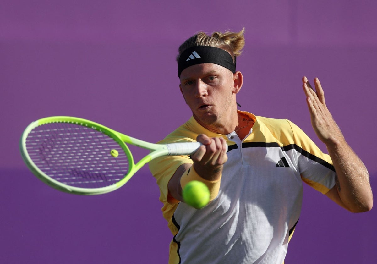 Una derecha de Davidovich en el partido de este lunes en Queen's.