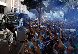 Imagen del recibimiento de los aficionados del Málaga al autobús del equipo a su llegada a La Rosaleda el pasado sábado.