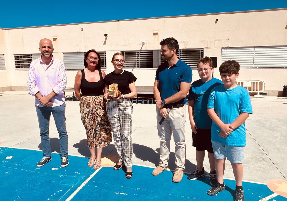 Acto de entrega del galardón, este lunes en el colegio veleño.