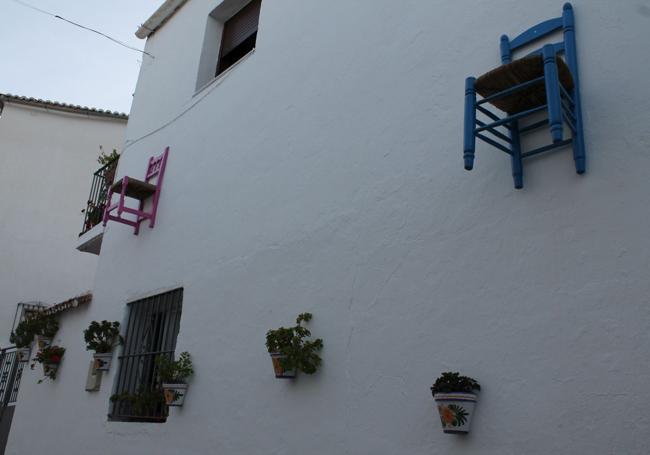 Las calles de Parauta tienen una curiosa colección de sillas al aire libre.