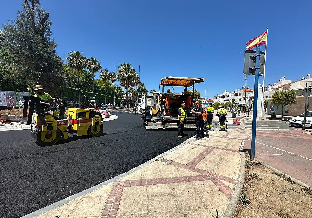 Trabajos de asfaltado de la carretera.