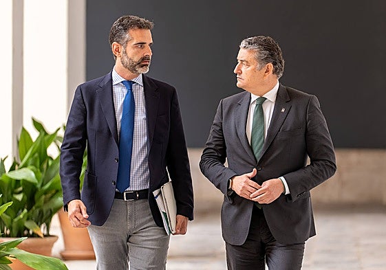 Los consejeros Ramón Fernández-Pacheco y Antonio Sanz, este martes en el Palacio de San Telmo.