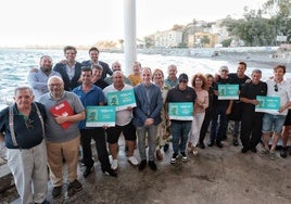 Catalin Agape, espetero de Las Acacias, prepara sus sardinas para el concurso.