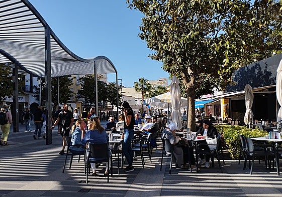 Terrazas de negocios de hostelería en la plaza Costa del Sol de Torremolinos.