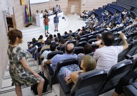 Asamblea de trabajadores de la UMA celebrada ayer en el salón de actos de la Facultad de Ciencias de la Comunicación.