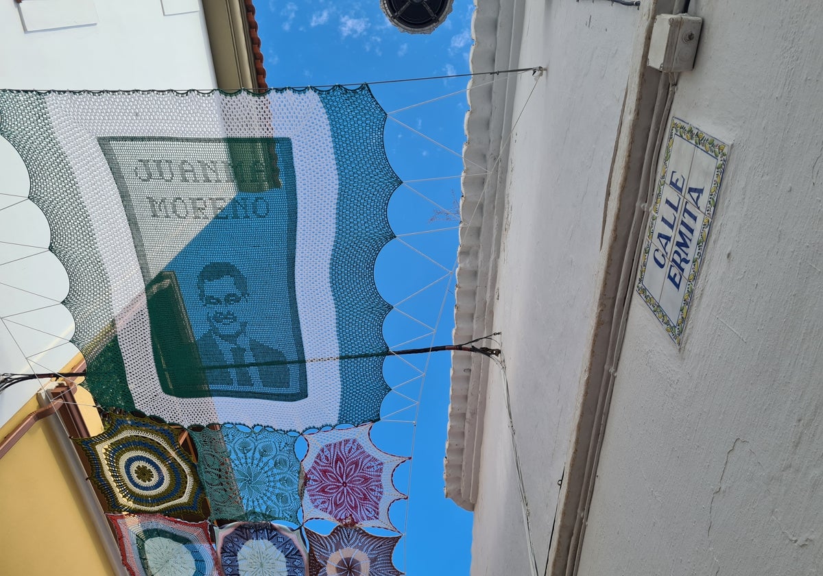 Un polémico toldo de crochet dedicado a Juanma Moreno en el centro de Alhaurín de la Torre