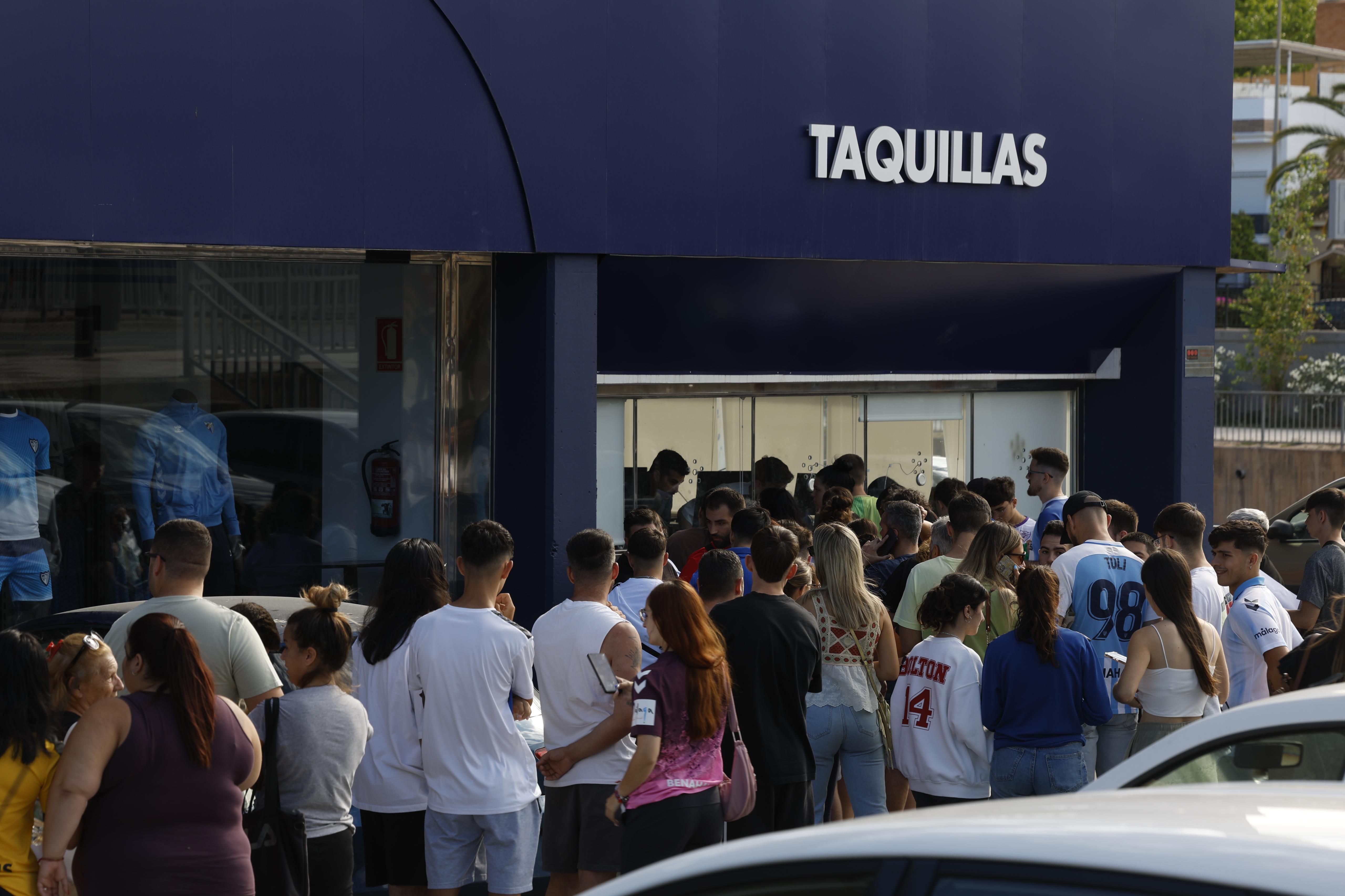 Imagen de la fila de aficionados del Málaga este miércoles a primera hora de la mañana en los aledaños de La Rosaleda.