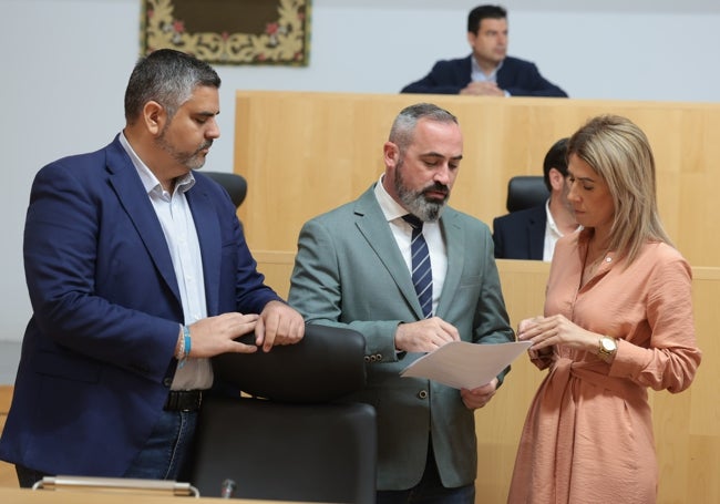 Los socialistas Josele Aguilar y Antonia García junto al portavoz de Vox, Antonio Luna, esta mañana.