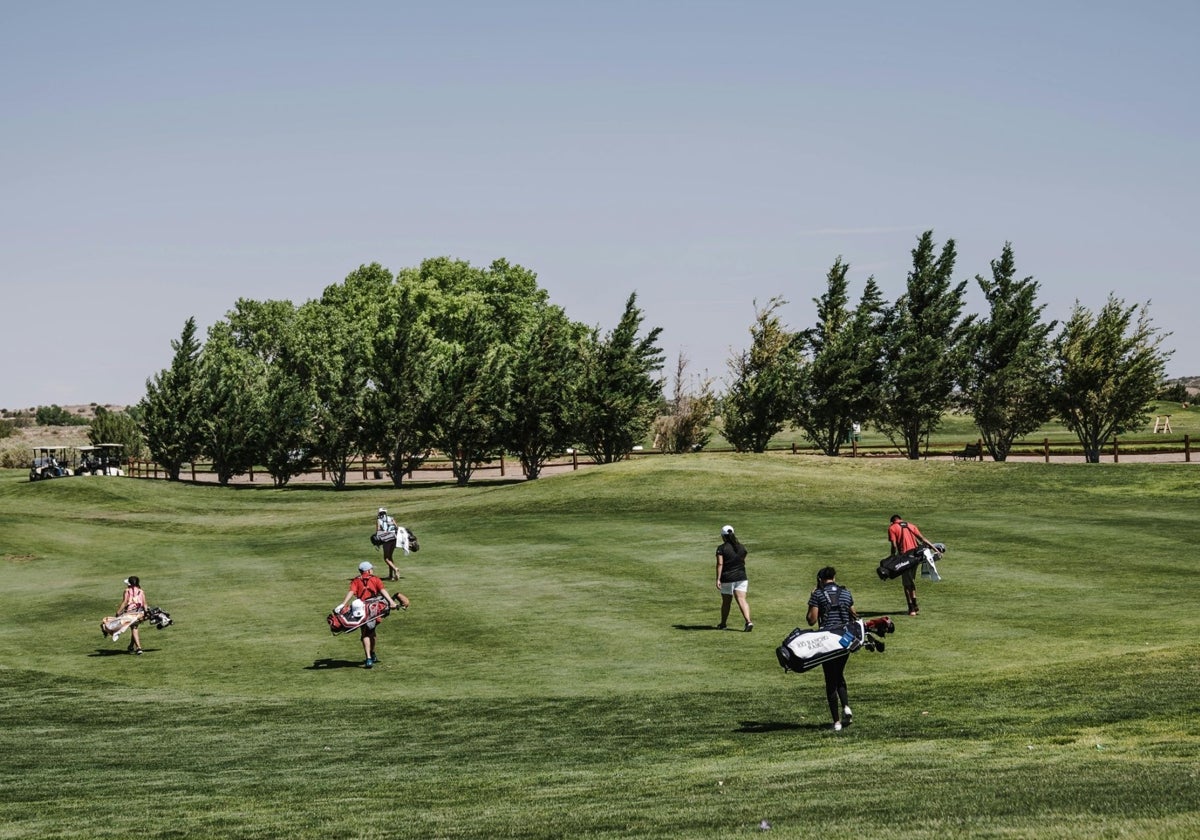 Vista de jugadores en un campo de golf de la Costa del Sol.