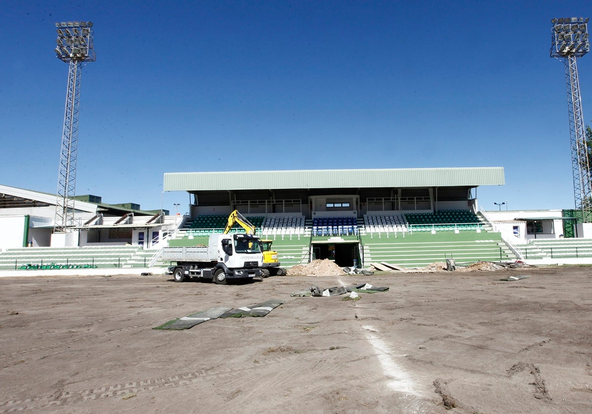 Así está ya el terreno de juego de El Maulí de Antequera