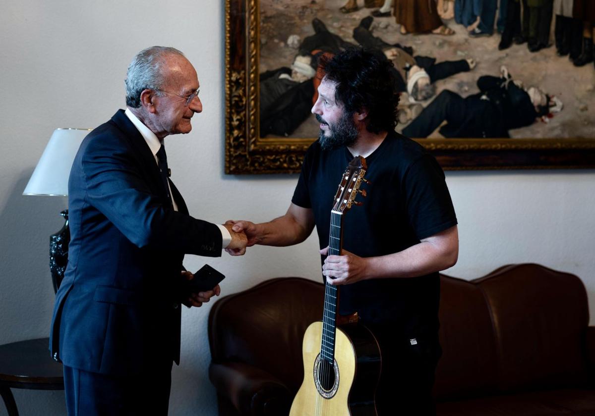 El artista, con el alcalde de Málaga