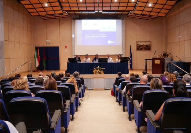 Presentación, en el salón de actos de la Facultad de Ciencias, de este nuevo equipamiento para investigadores.