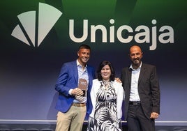 Daniel Gálvez, director de Gestión del Cambio, Dinella Aguilera, directora de Control del Fraude, y el director de Inteligencia Artificial, Javier Porras, recogiendo el premio ayer en Madrid