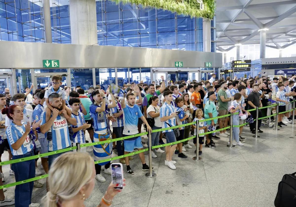 Aficionados del Málaga en el aeropuerto el pasado 31 de mayo para animar a la plantilla antes de viajar hasta Vigo.