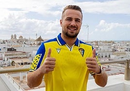 El futbolista Javi Ontiveros posa con la camiseta del Cádiz tras anuciarse su fichaje.