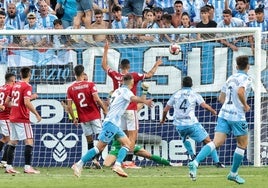 Una acción del partido de ida de la final de los 'play-off' entre el Málaga y el Gimnástic.