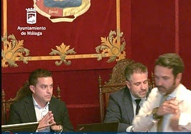 Momento en el que Jacobo Florido vuelve a su bancada tras haber ido a calmar los ánimos a la bancada de la izquierda.