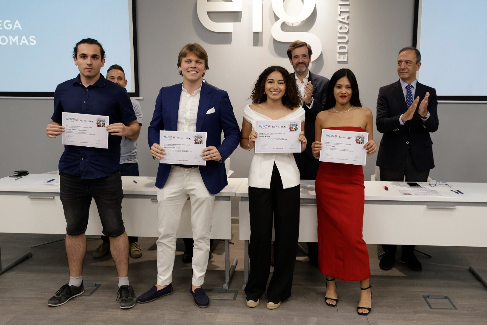 Los nuevos TalentLab reciben sus diplomas y contratos