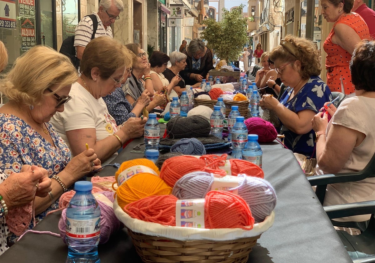 Quienes pasan por calle Duranes, se encuentran estas mesas con manualidades para personas mayores