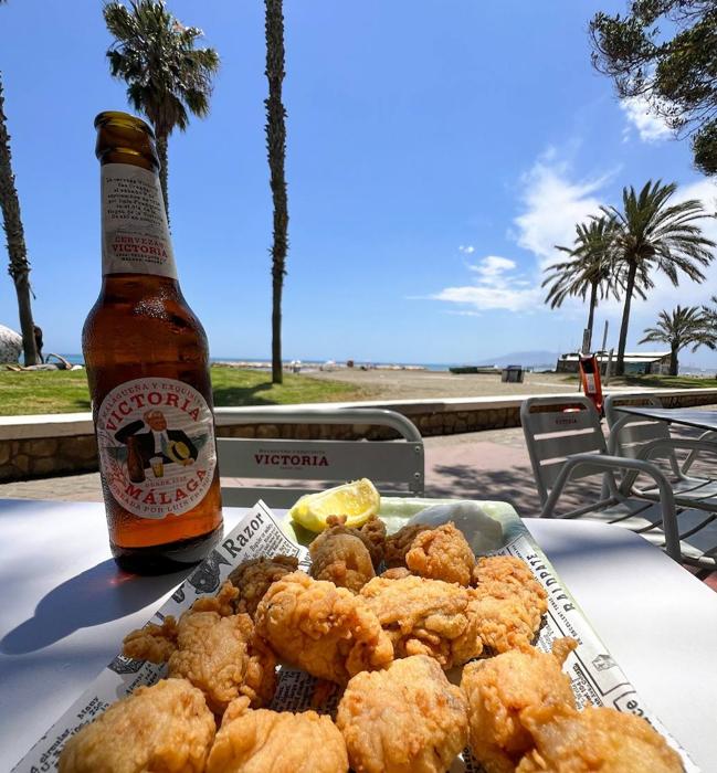 Genuino pescaito frito malagueño para disfrutar a pie de playa con una buena cerveza.