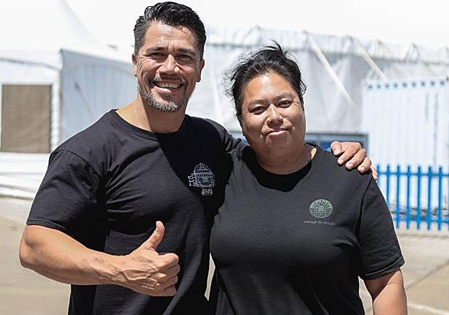 Dandino Tuniziani y Mia Messier, ante la carpa en Málaga.