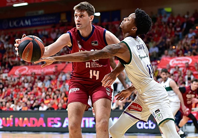 Dustin Sleva, ante Carter, en un partido contra el Unicaja.