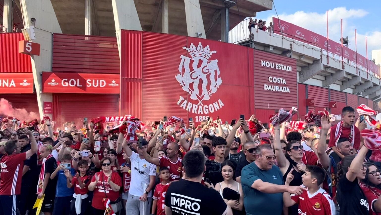 Aficionados del Gimnástic en los aledaños del Nou Estadi hace varias semanas.