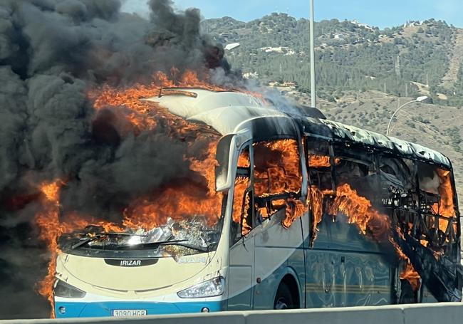 El autobús, ardiendo.