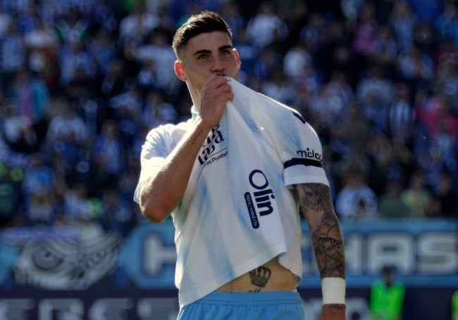 Roberto celebra un gol besándose la camiseta.