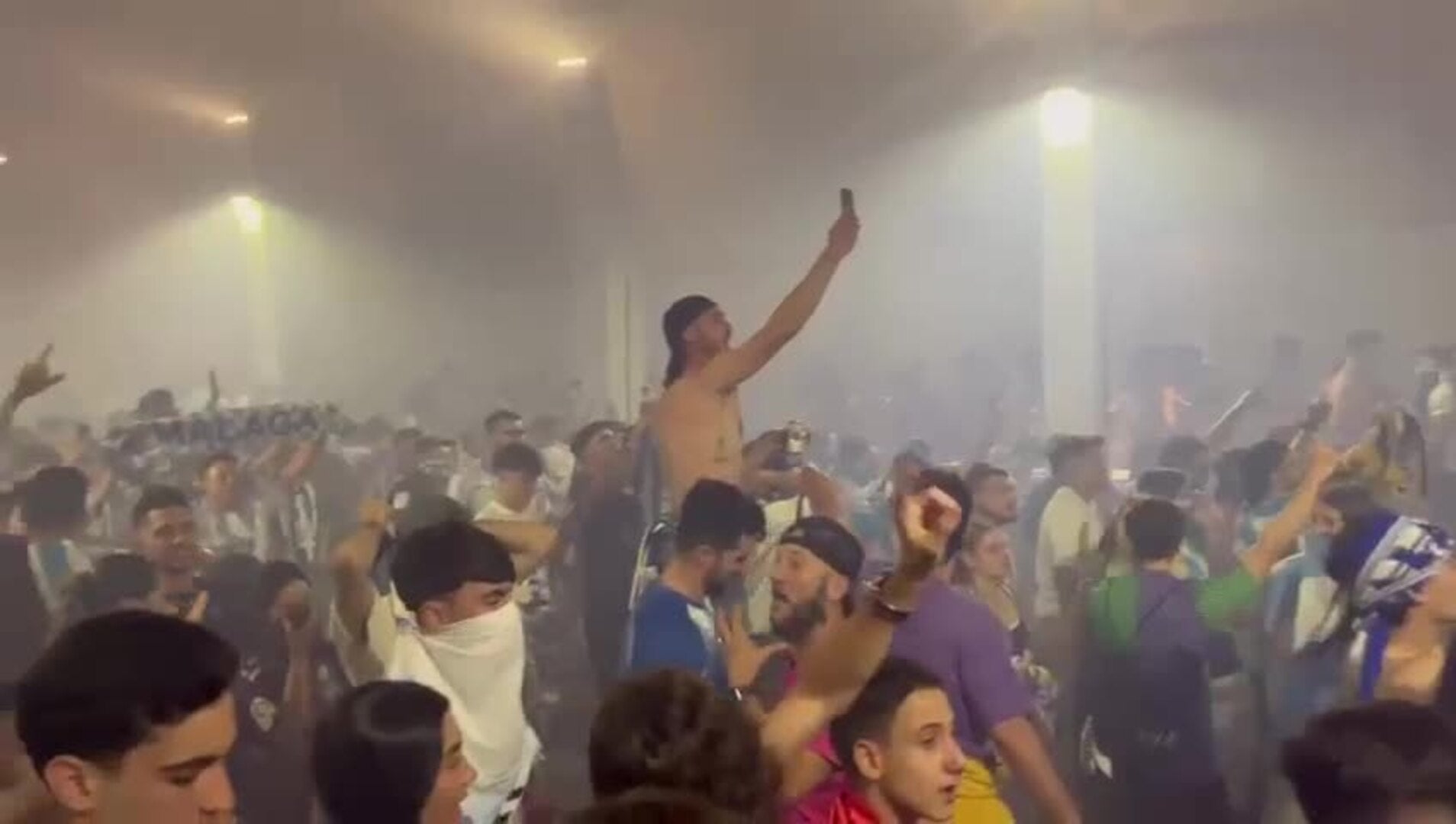 espectacular-celebraci-n-del-ascenso-del-m-laga-en-el-t-nel-de-la
